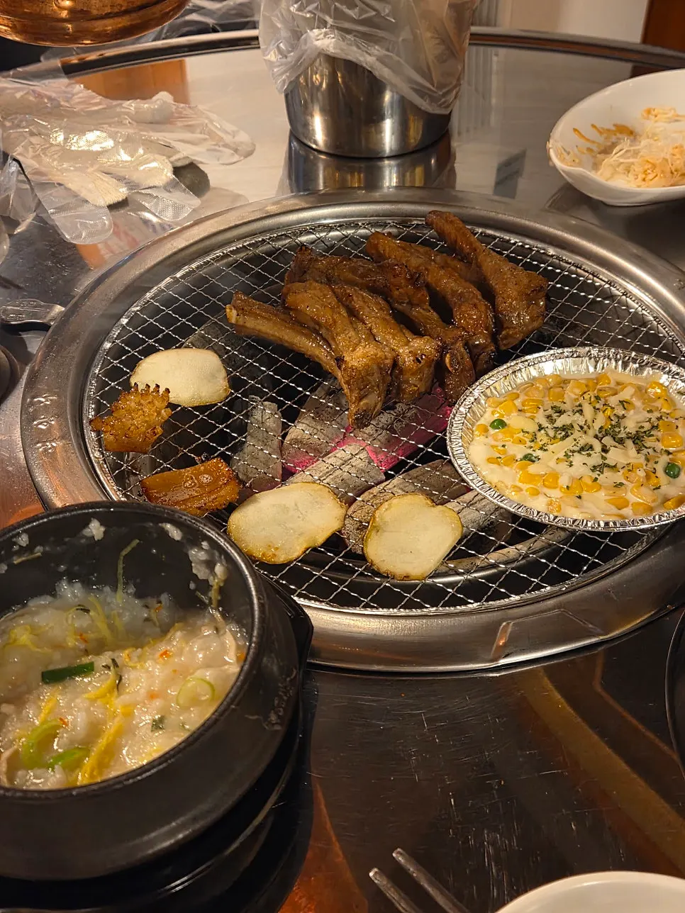 결이 부드럽게 갈라진 간장쪽갈비 한 조각