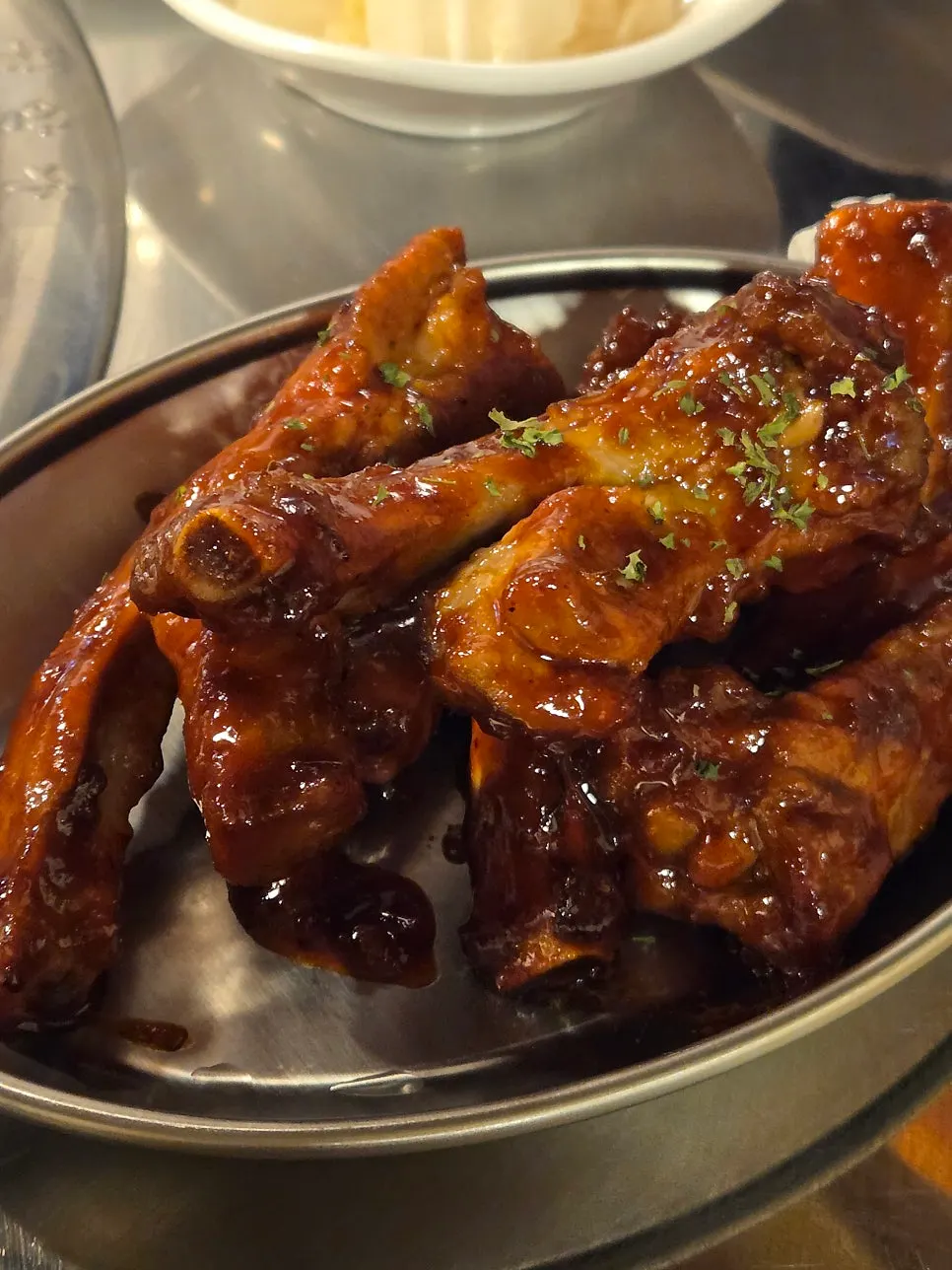 매콤한 양념이 발린 양념쪽갈비