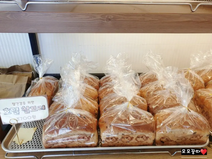 Grain chapssal barley loaves on display