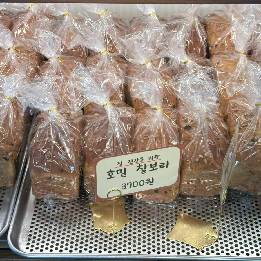 Bread counter with health-purpose signs for each loaf