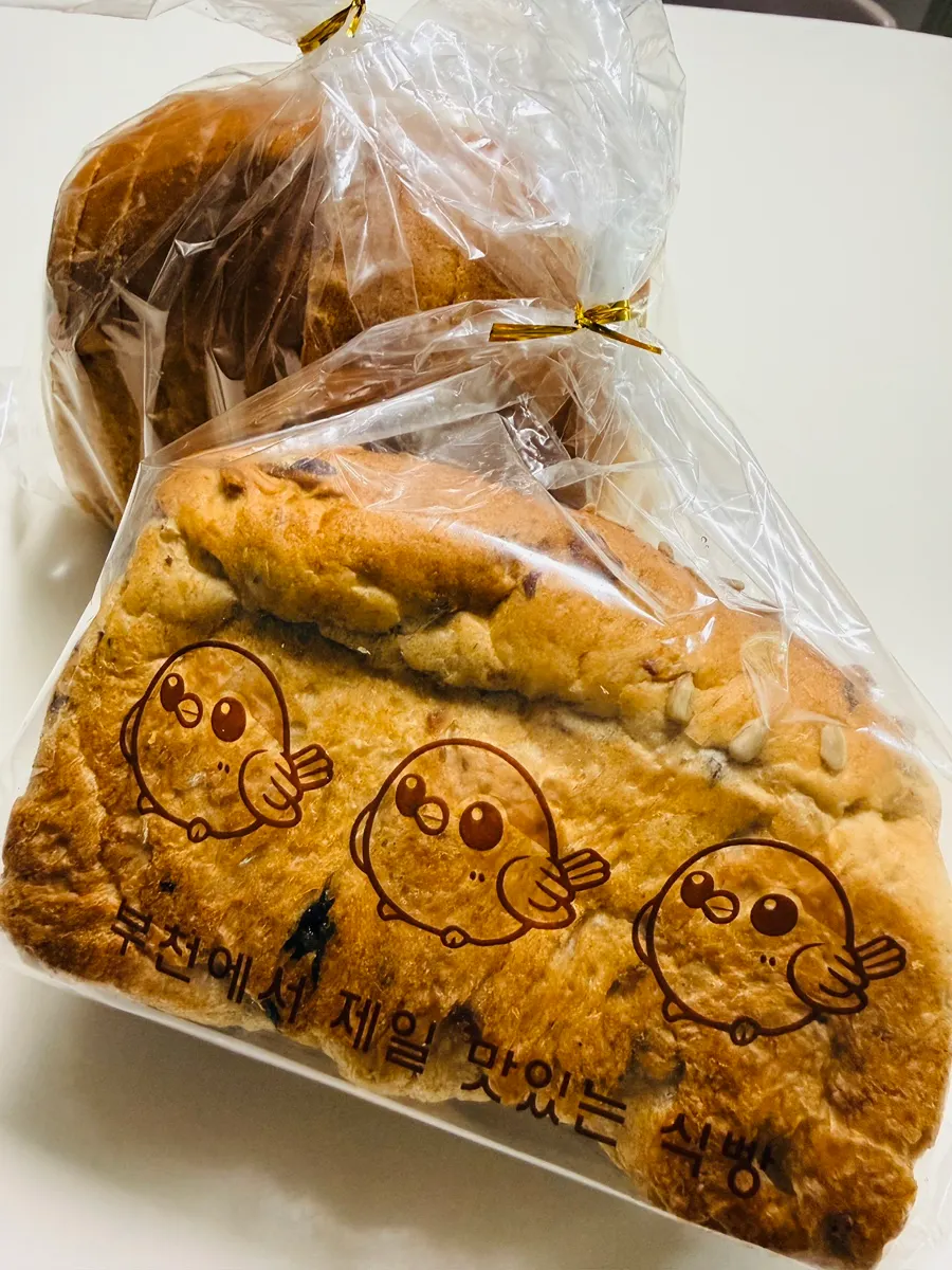 Daesang barley and rye barley loaves displayed together
