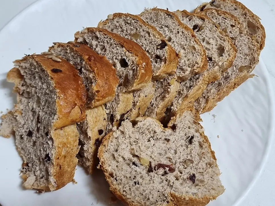 Size comparison between regular and mini rye chalbori loaves