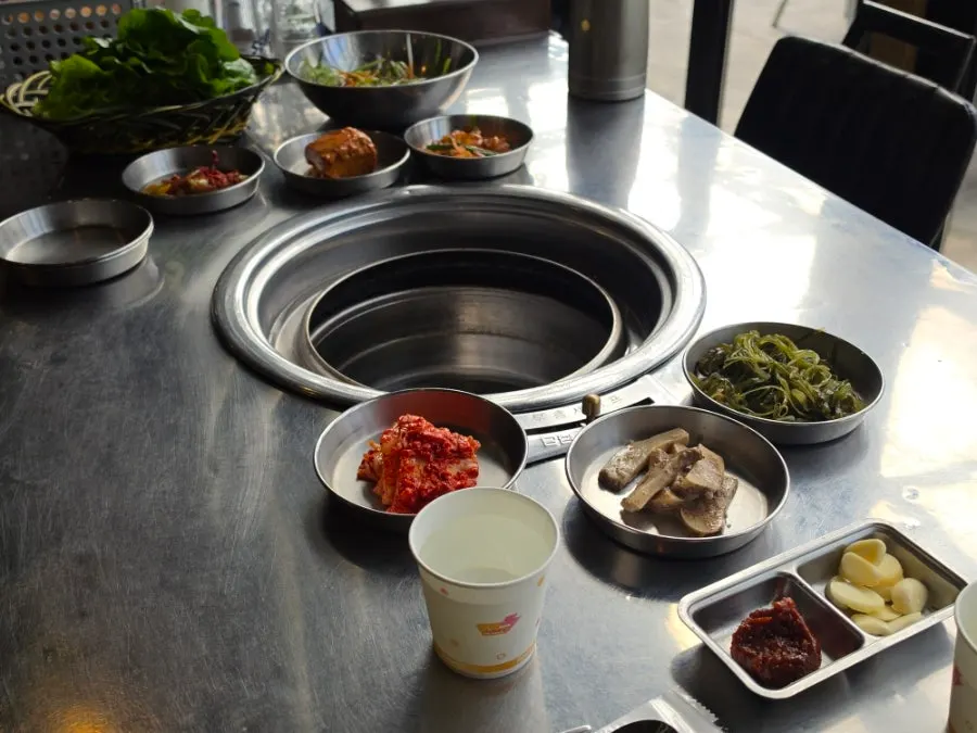 참숯집 기본 상차림과 쌈 채소