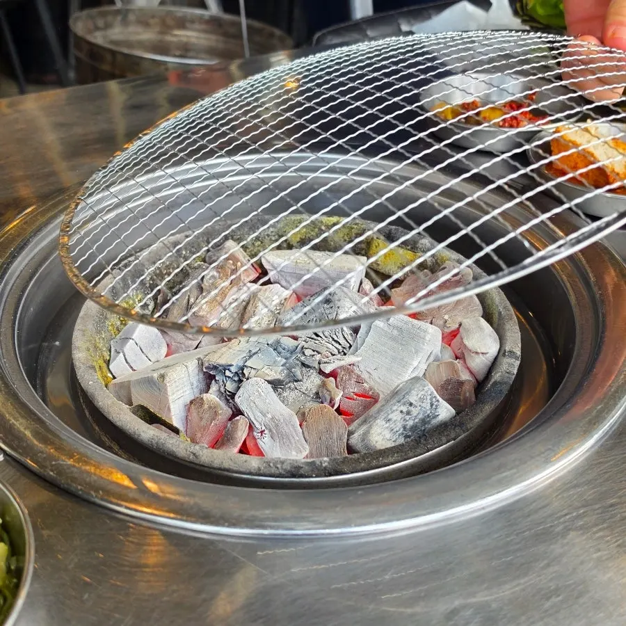 참숯 화로와 양념돼지갈비 한 판