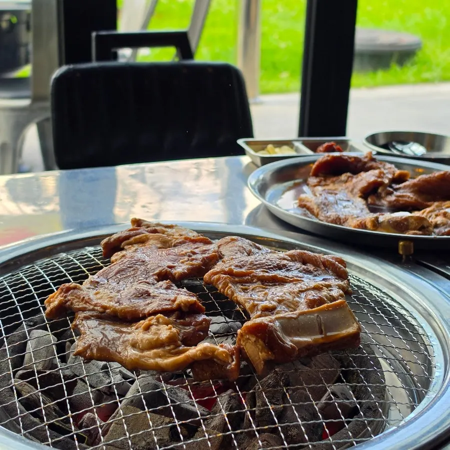숯불에 갈비 한 줄만 올려 굽는 모습