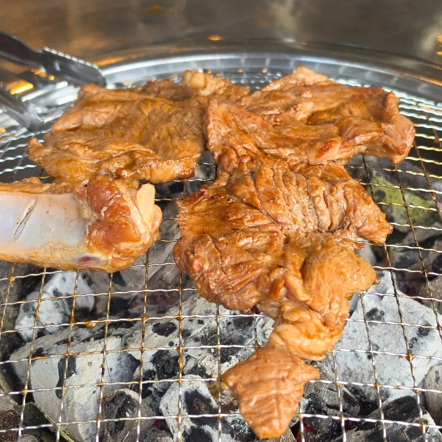 두 줄씩 올려 굽는 양념돼지갈비