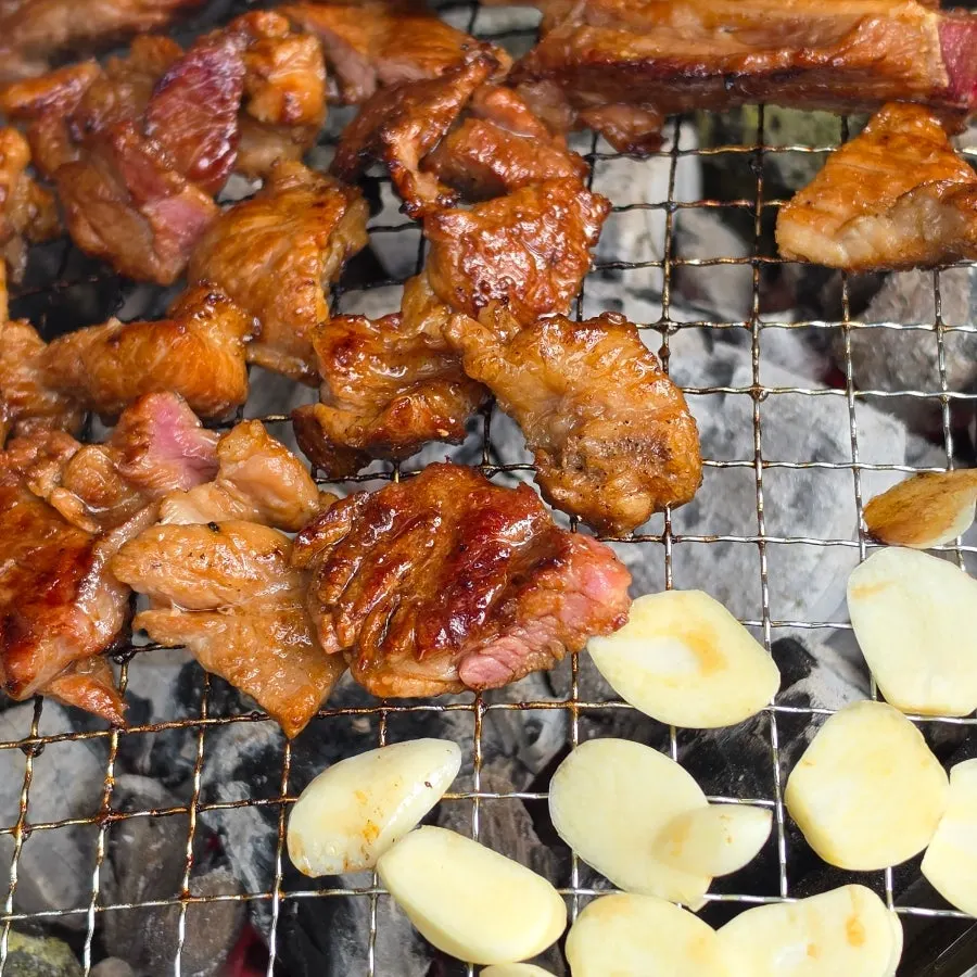 양념이 배어 노릇하게 익은 돼지갈비