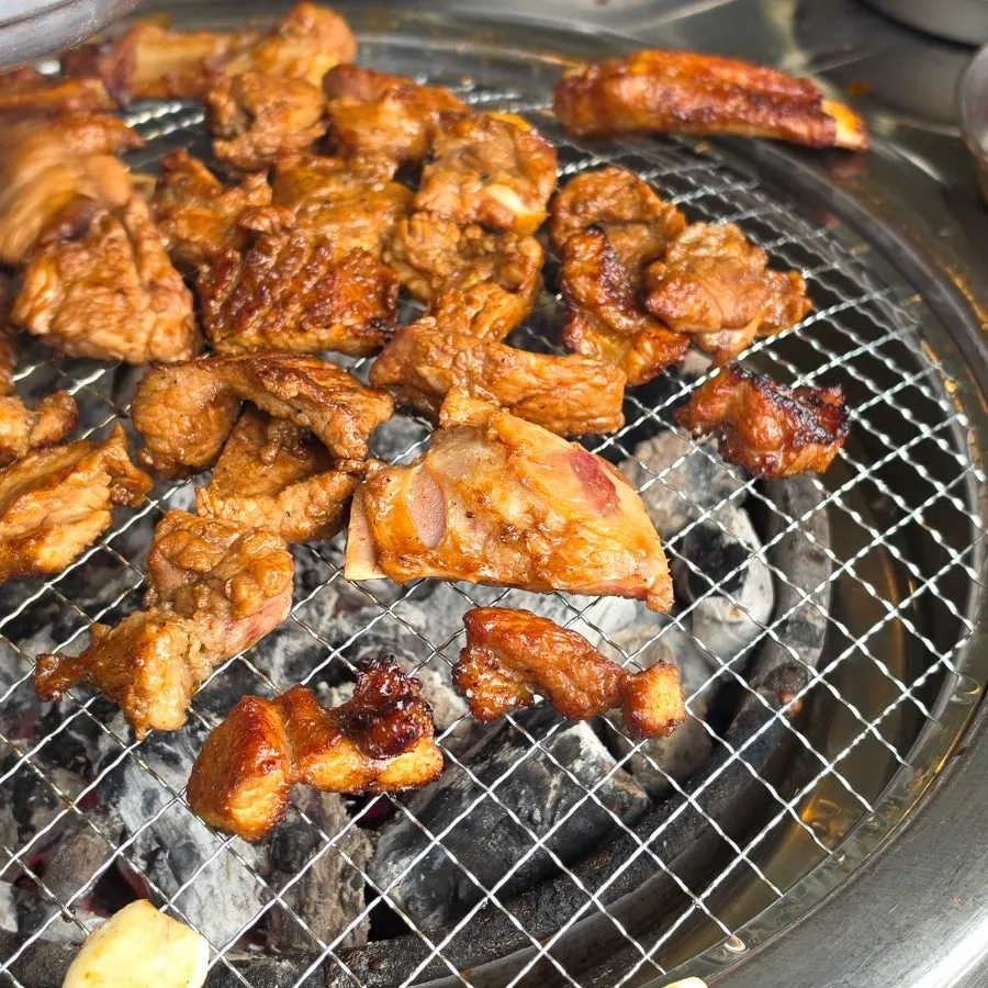 참숯집 양념돼지갈비 한 점