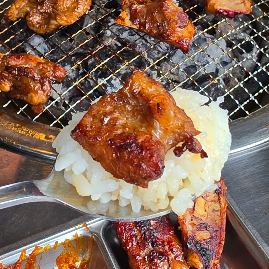 공깃밥과 함께 먹는 숯불돼지갈비