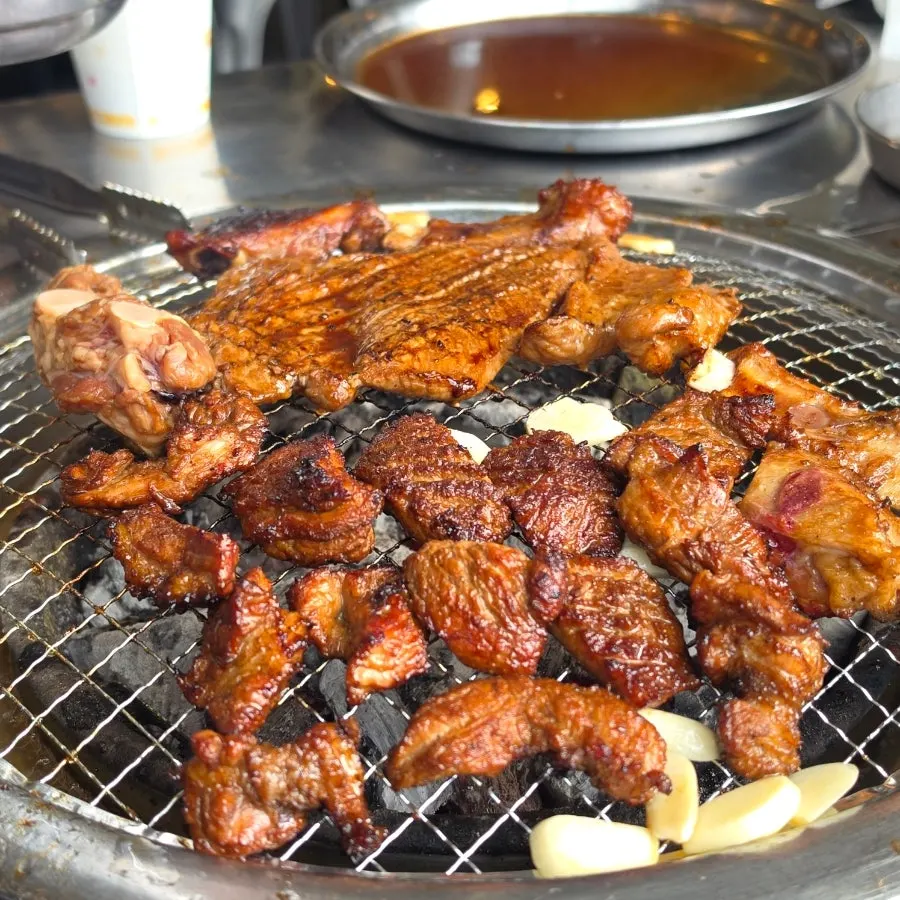 식사 마무리 무렵 참숯집 테이블