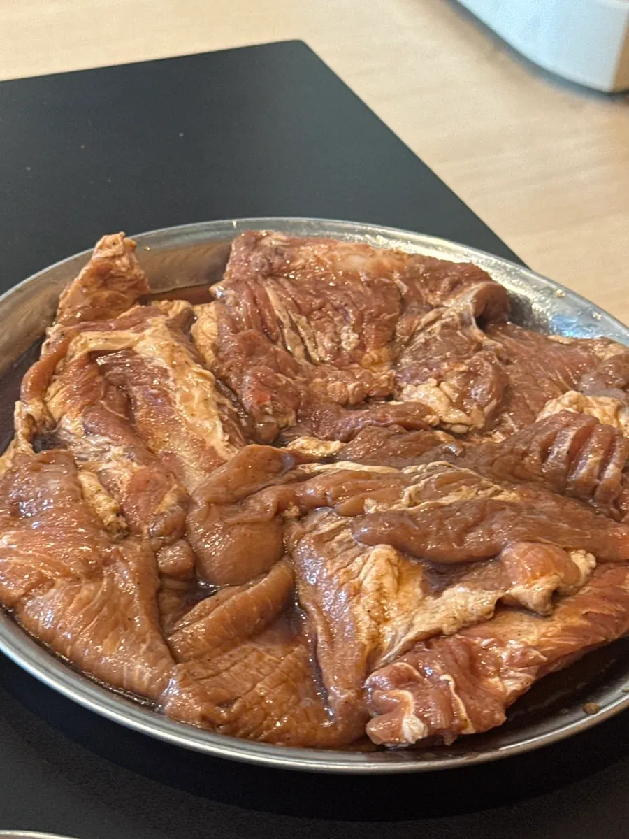 잘 익은 갈비 한 점과 반찬