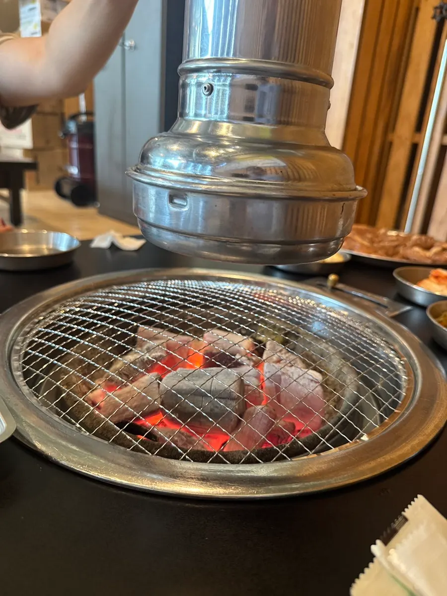 참숯집 좌식 좌석이 있는 매장 내부