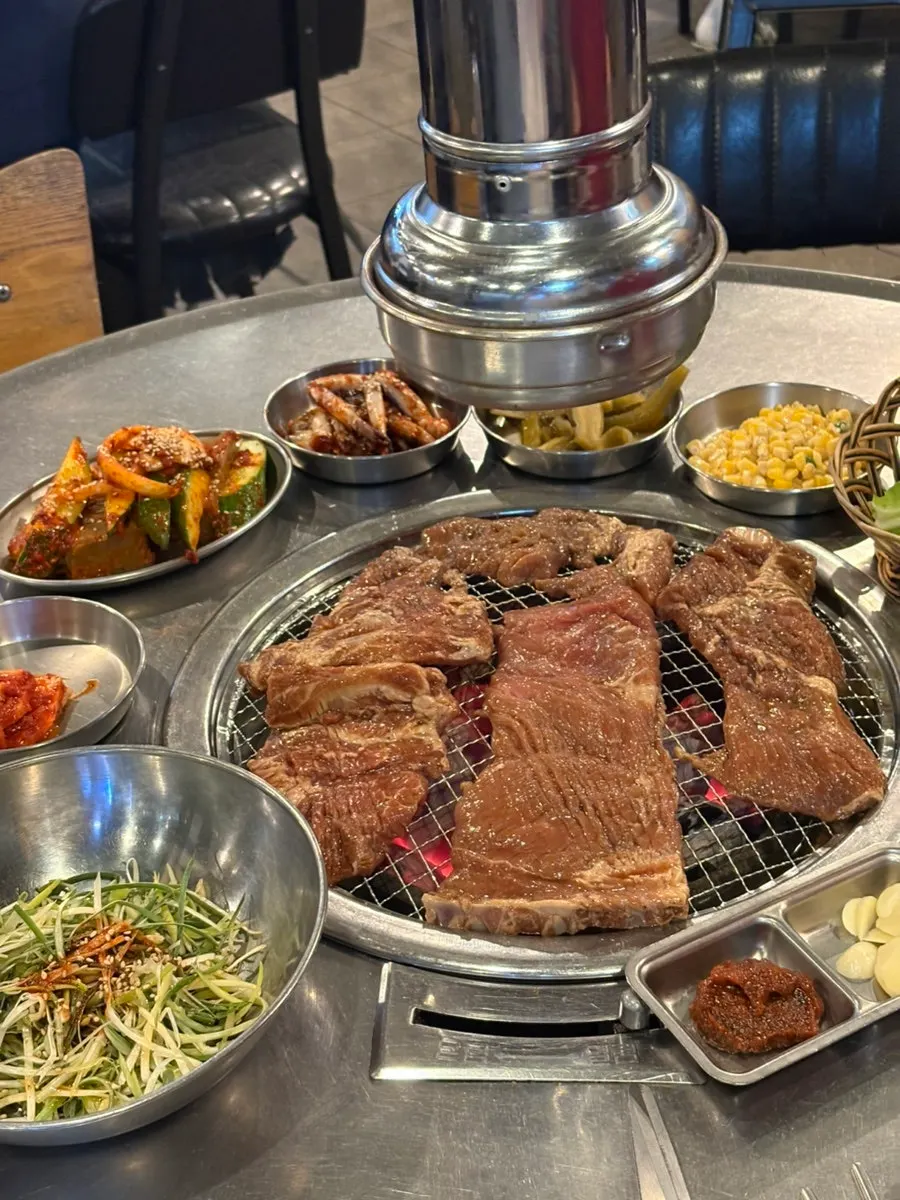 숯불에 구워지는 양념 돼지갈비