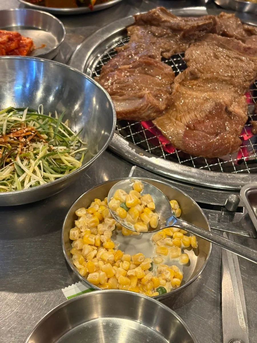 노릇하게 익은 양념 돼지갈비