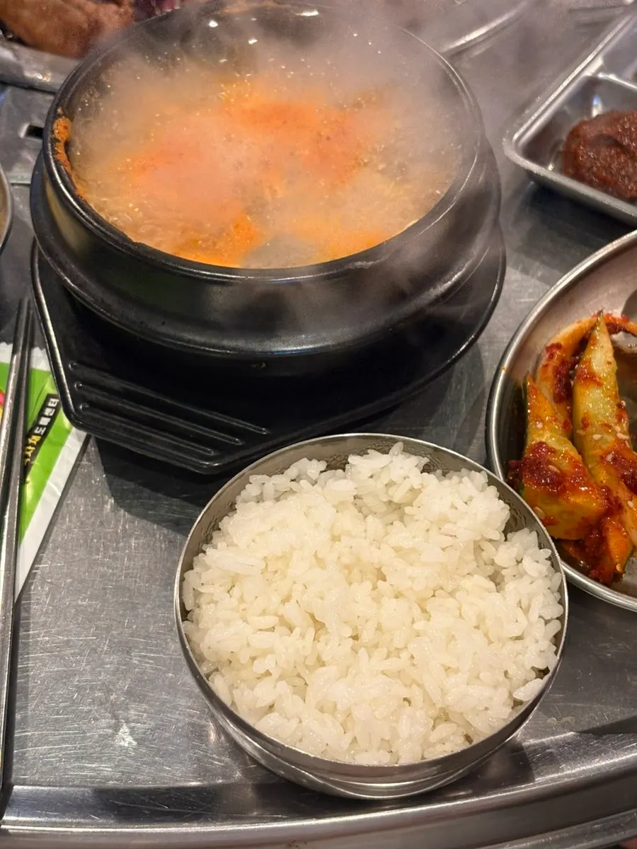 셀프바에서 리필한 콘 샐러드