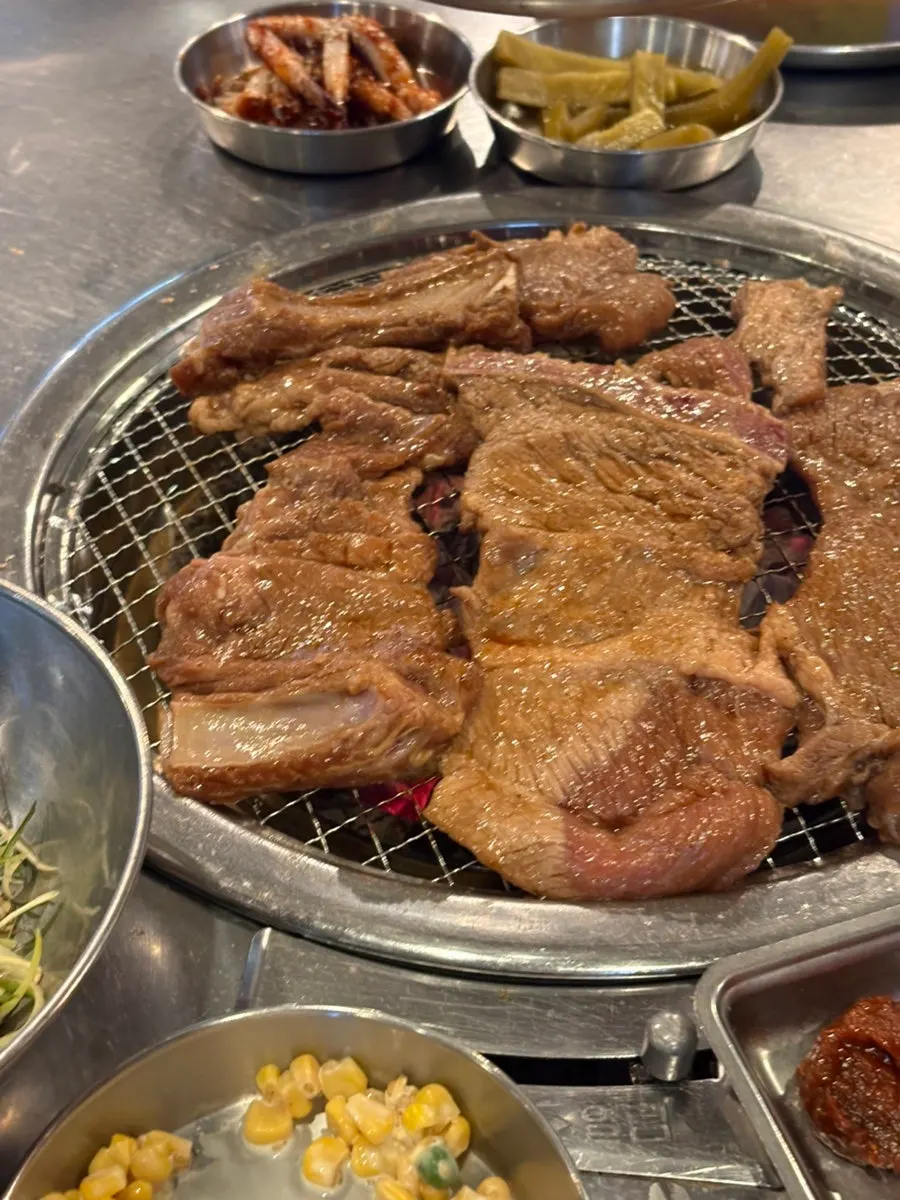 콘 샐러드와 함께 놓인 상차림