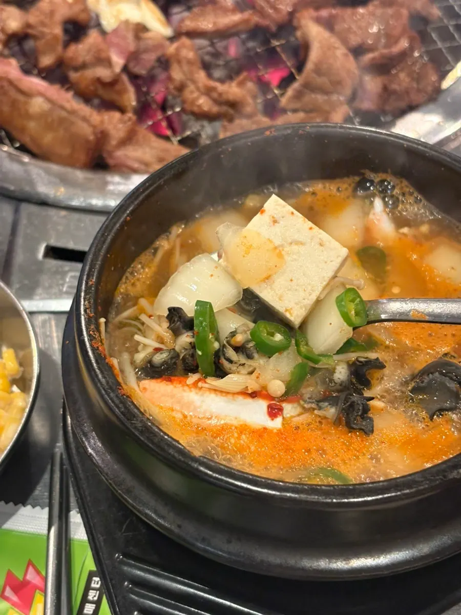 두부와 우렁이가 든 된장찌개 속