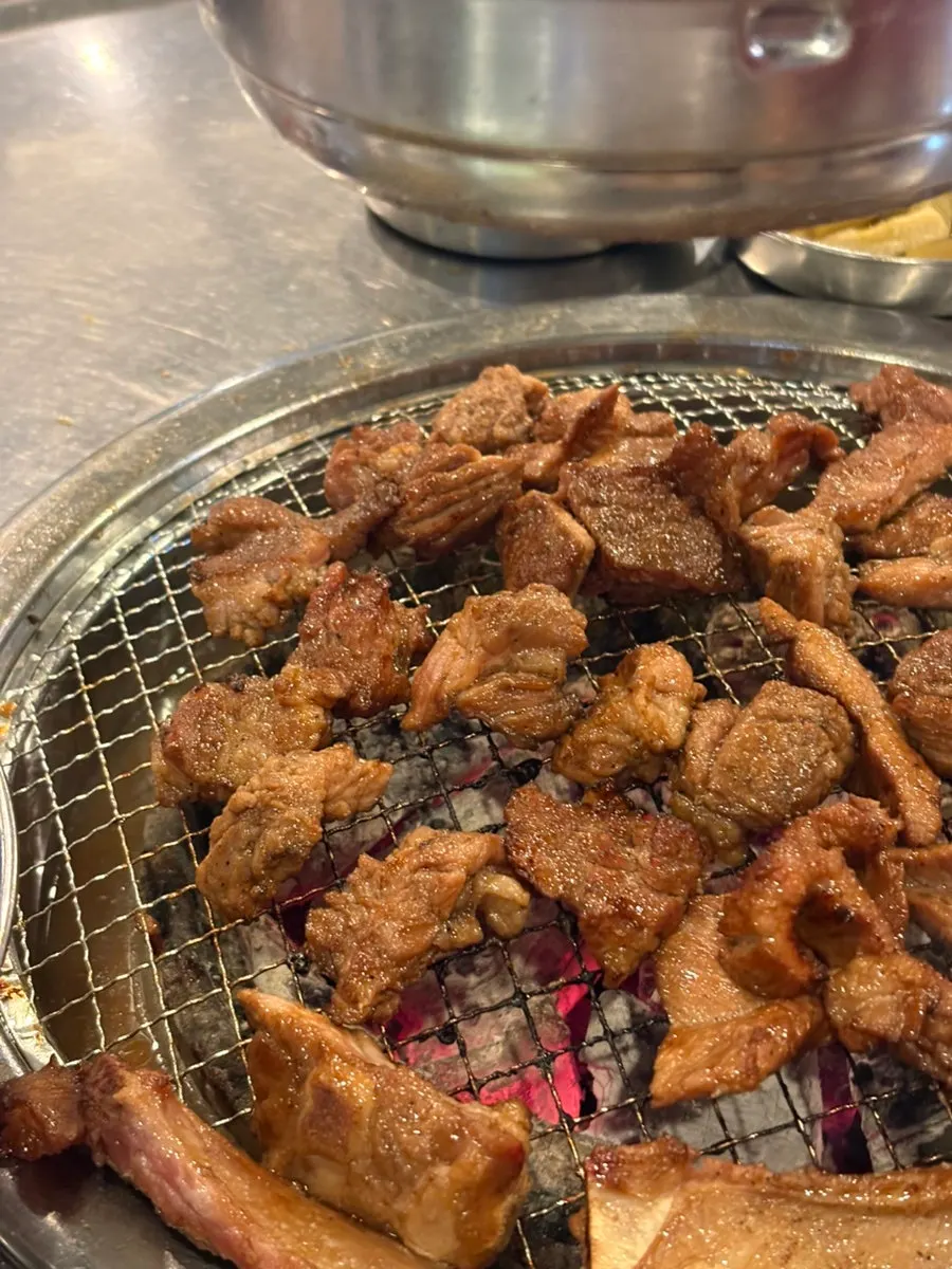 공깃밥과 돼지갈비 한 상