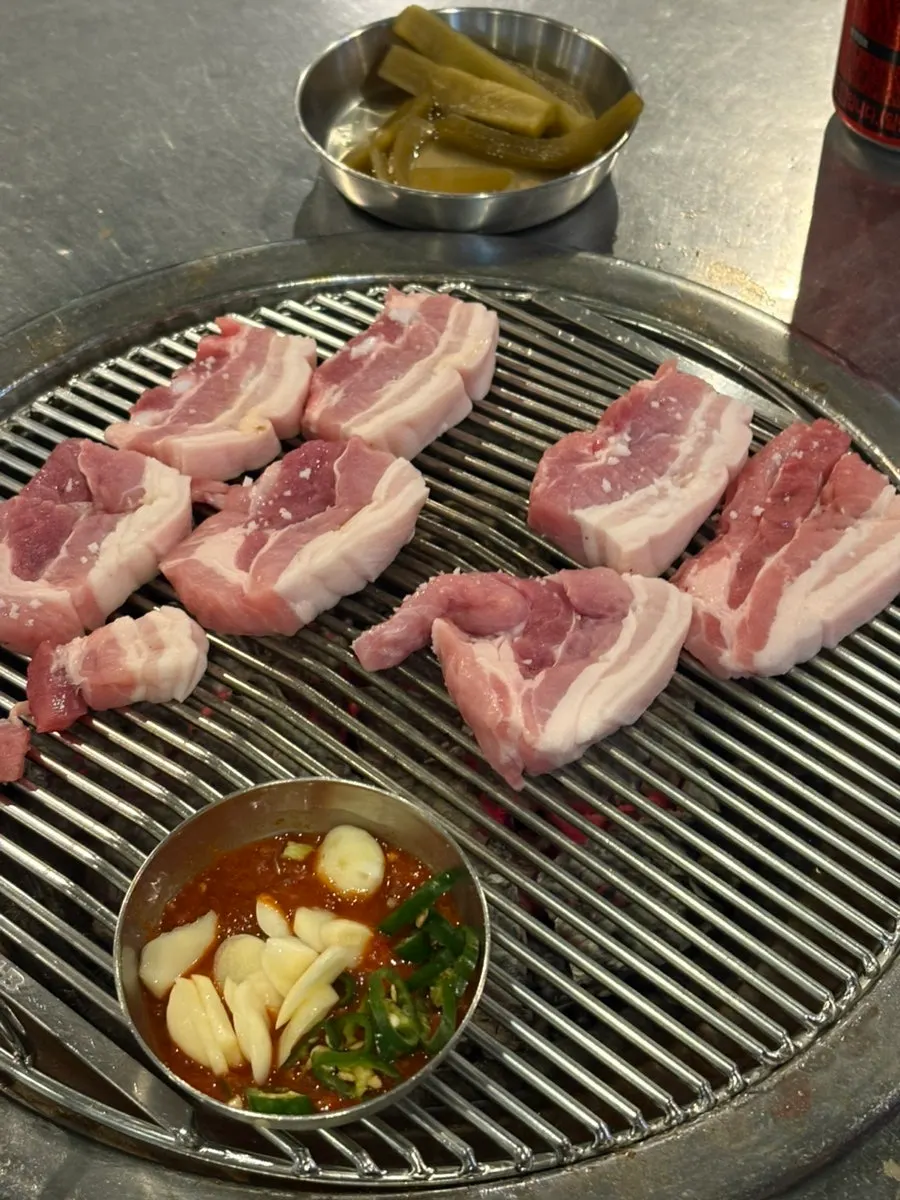 불판 위에서 구워지는 오겹살