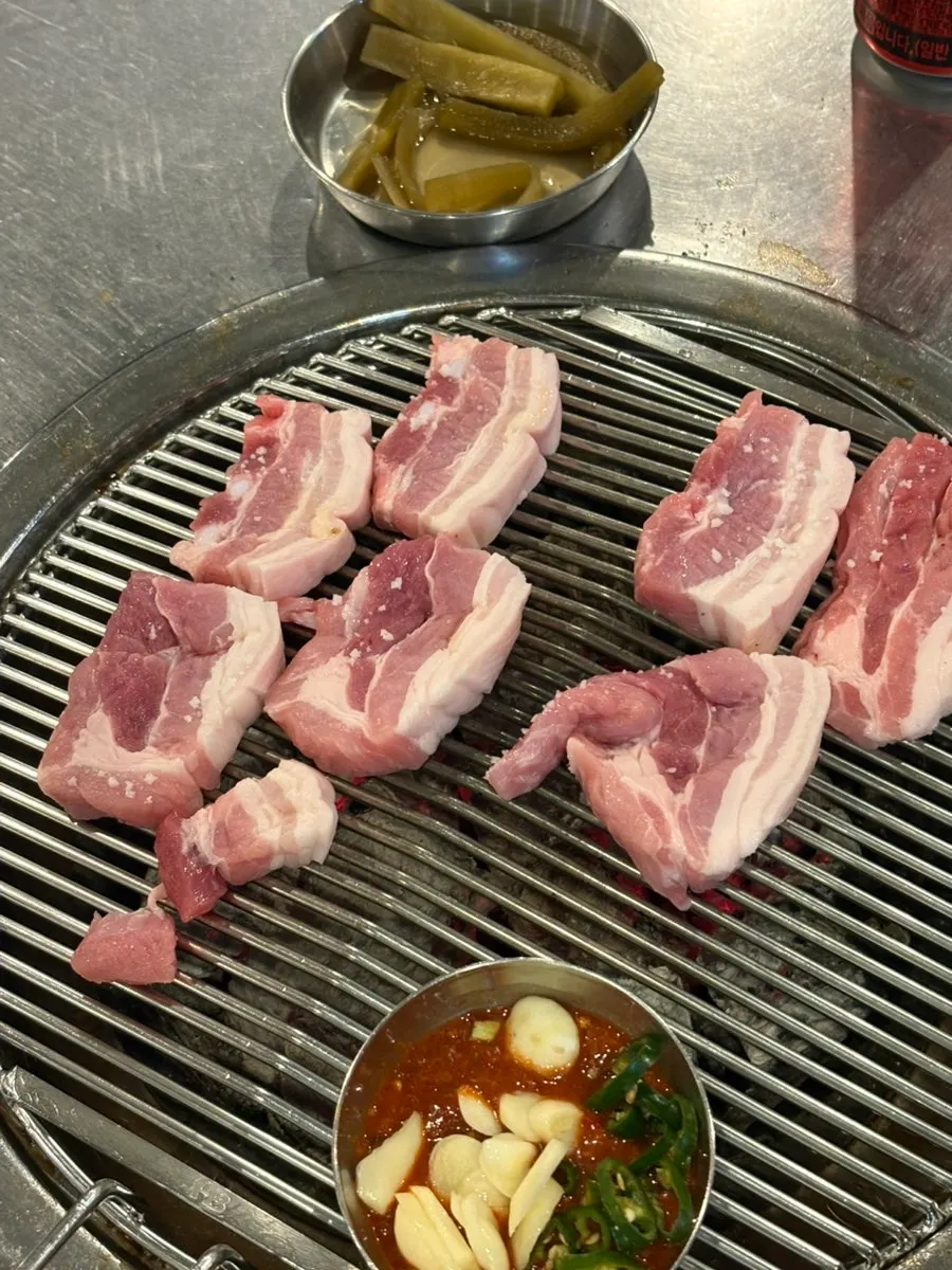 불판에서 끓고 있는 멜젓