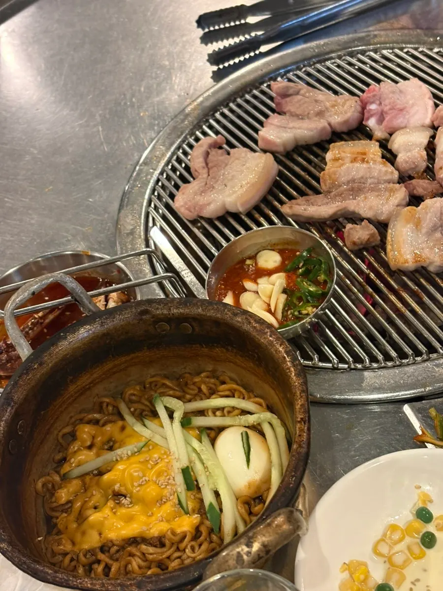 쌈에 올린 오겹살 한 점