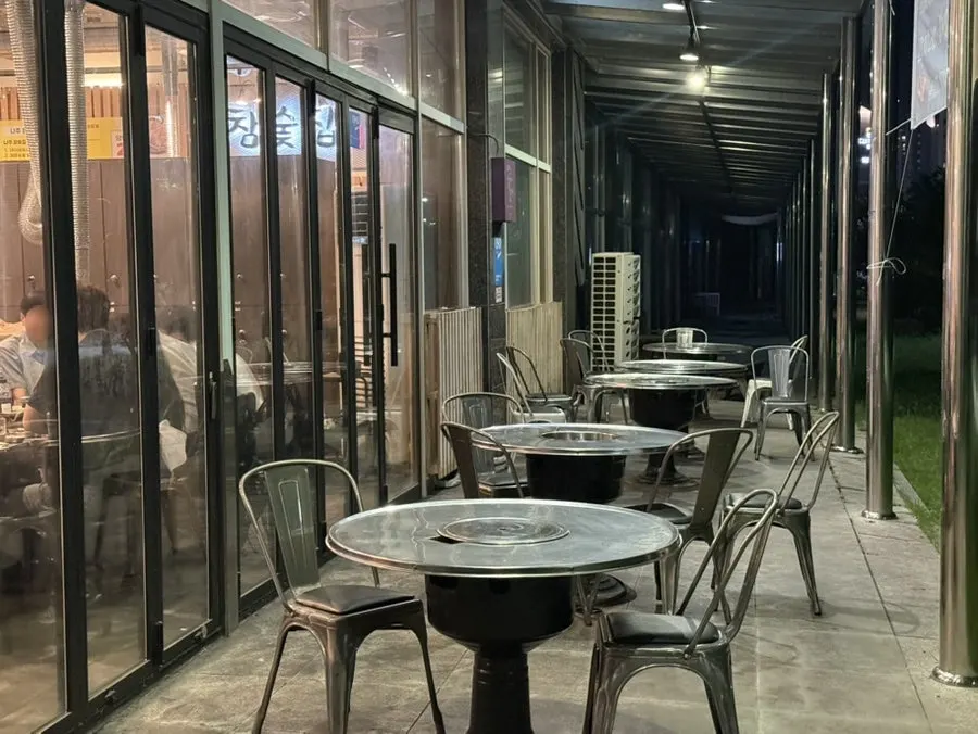 Outdoor tables facing the park at Chamsutjip