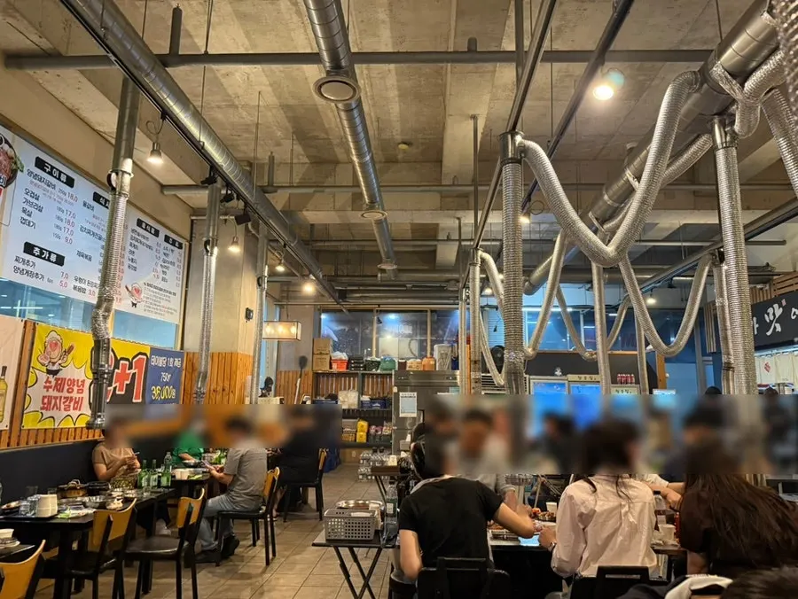 View of the indoor tables at Chamsutjip