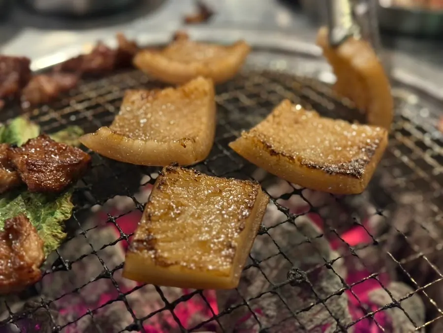 Fully grilled pork ribs on the grill plate
