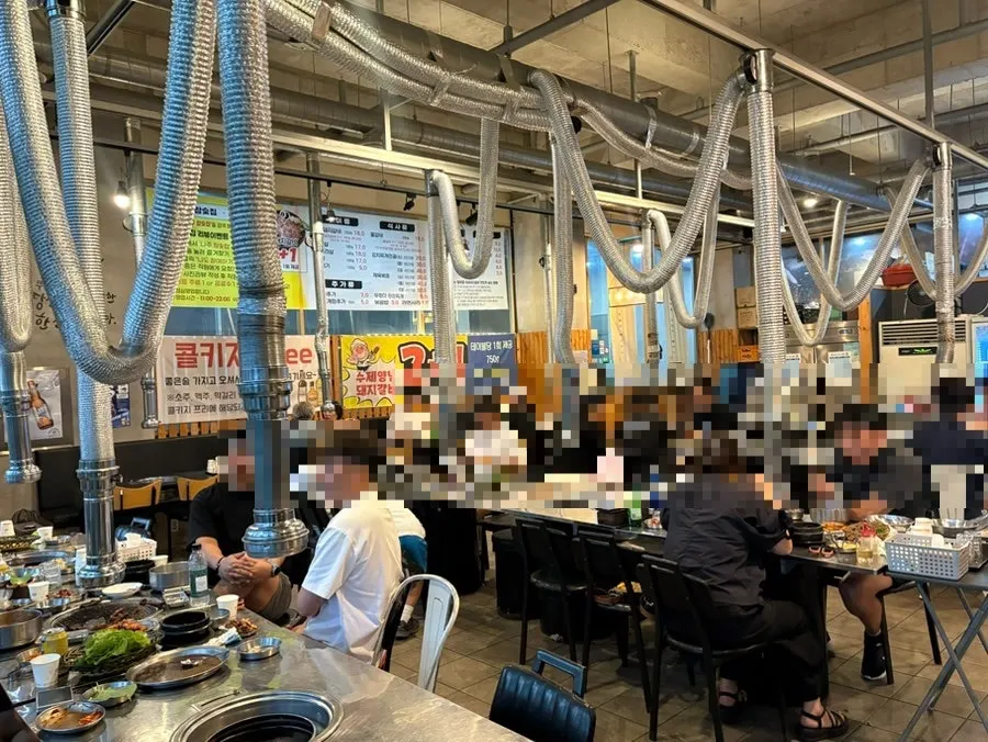 Chamsutjip's indoor hall packed with customers