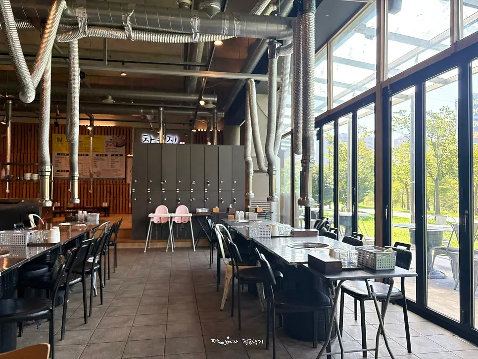 The spacious interior of Chamsutjip Naju Innovation City Branch