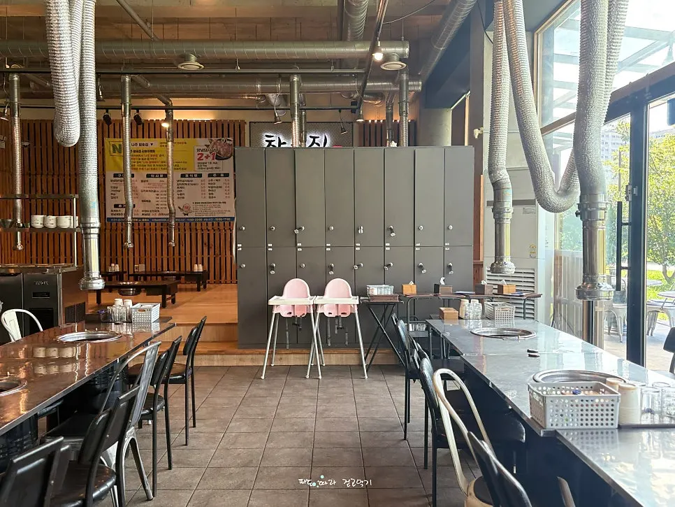 The area with outdoor-style tables at Chamsutjip Naju Innovation City Branch