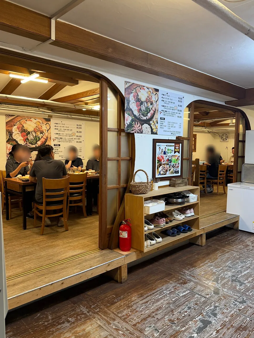 주방 쪽에 놓인 조개와 전복이 담긴 수조
