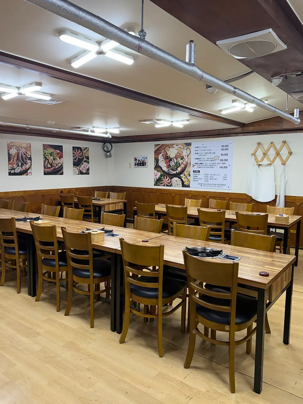 돼지조개 창원본점 입구 쪽 4인 테이블 좌석