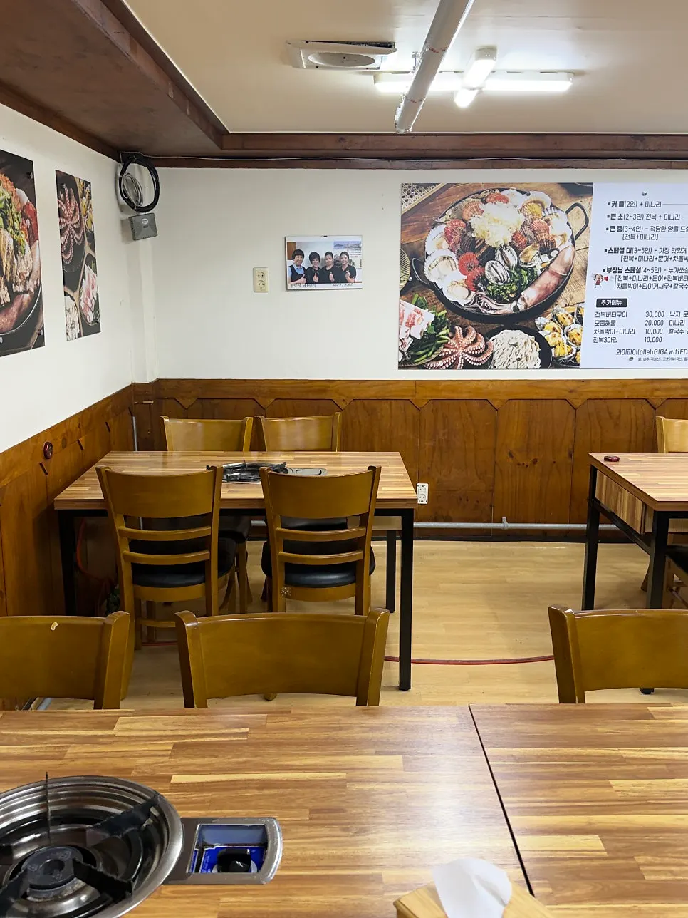 여닫이문이 있는 매장 홀 좌석