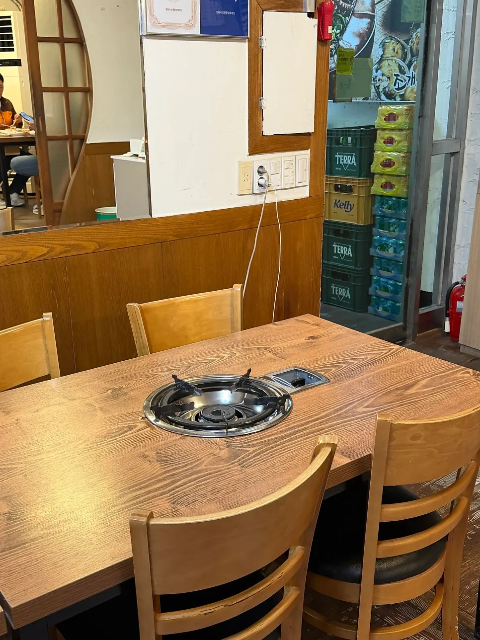 손님으로 찬 평일 저녁 매장 내부