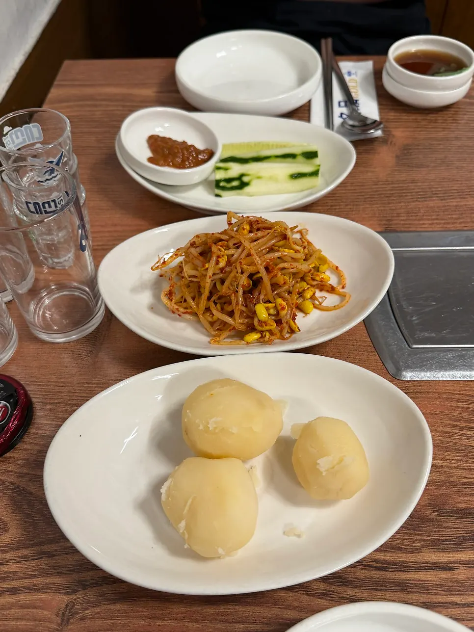 찐감자와 겉절이 김치가 담긴 기본찬 상차림