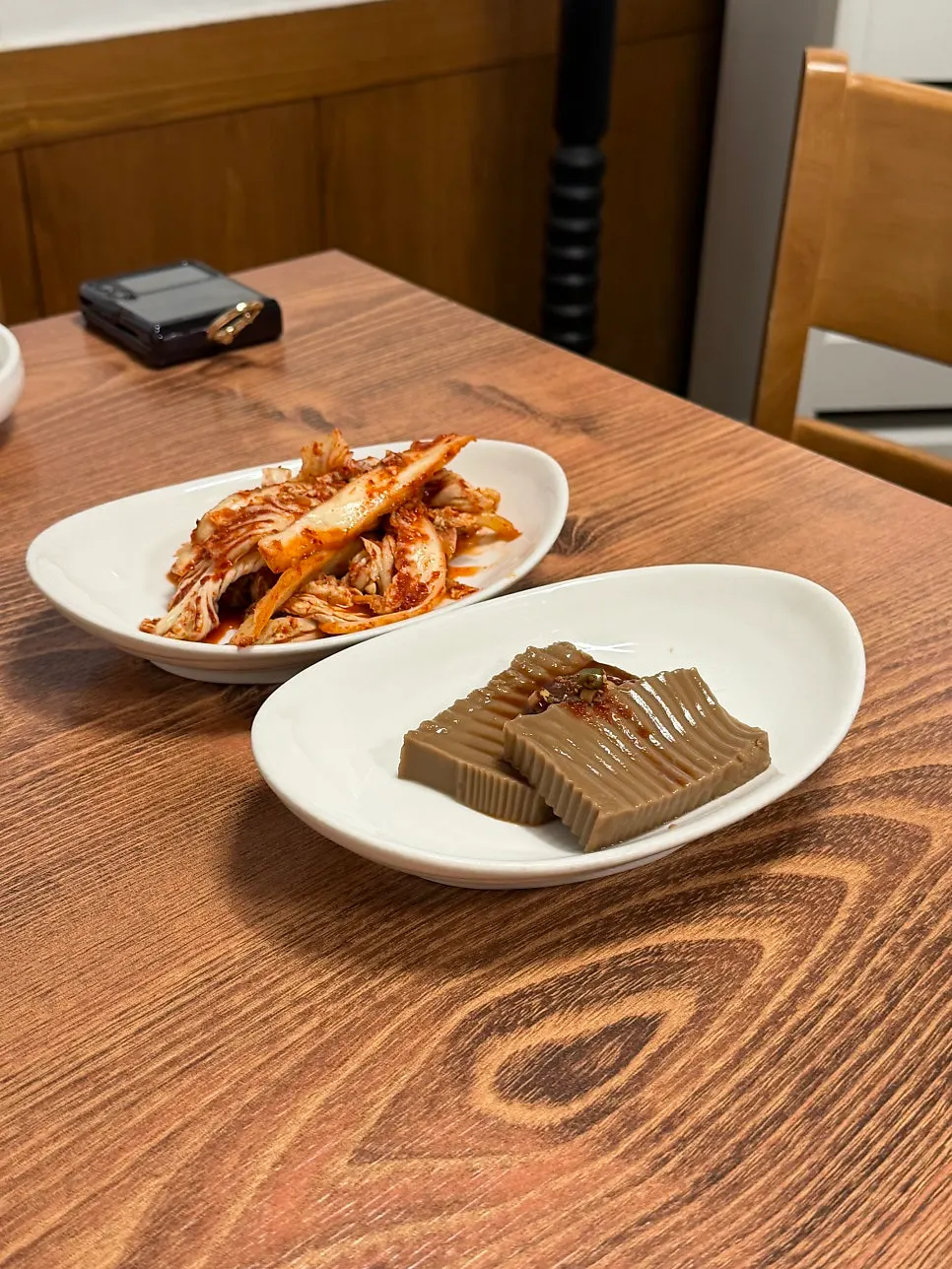 해물탕과 함께 나온 기본찬 접시들
