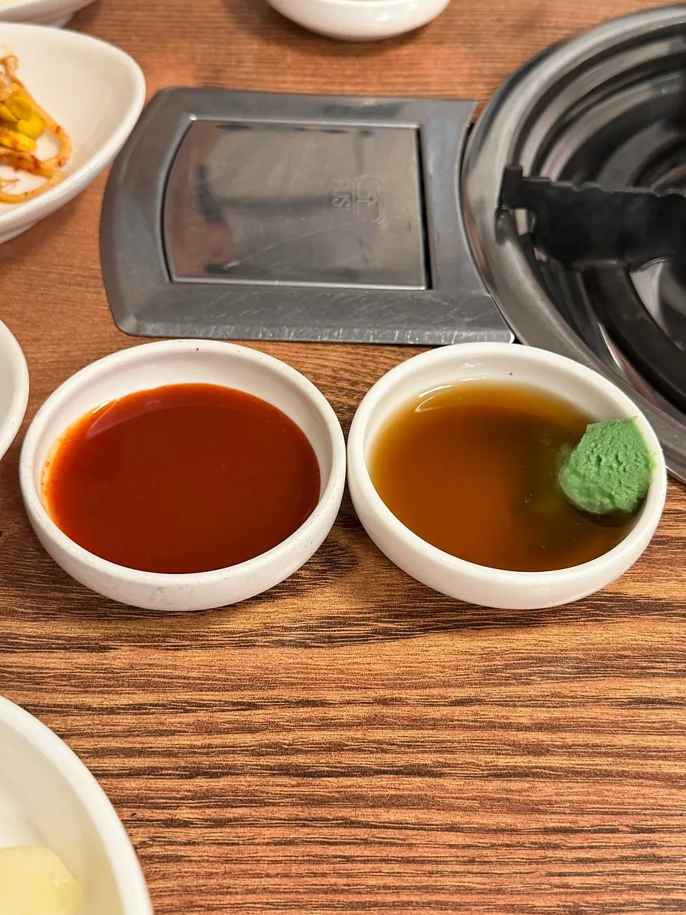 와사비 간장과 초장 두 가지 찍먹 소스