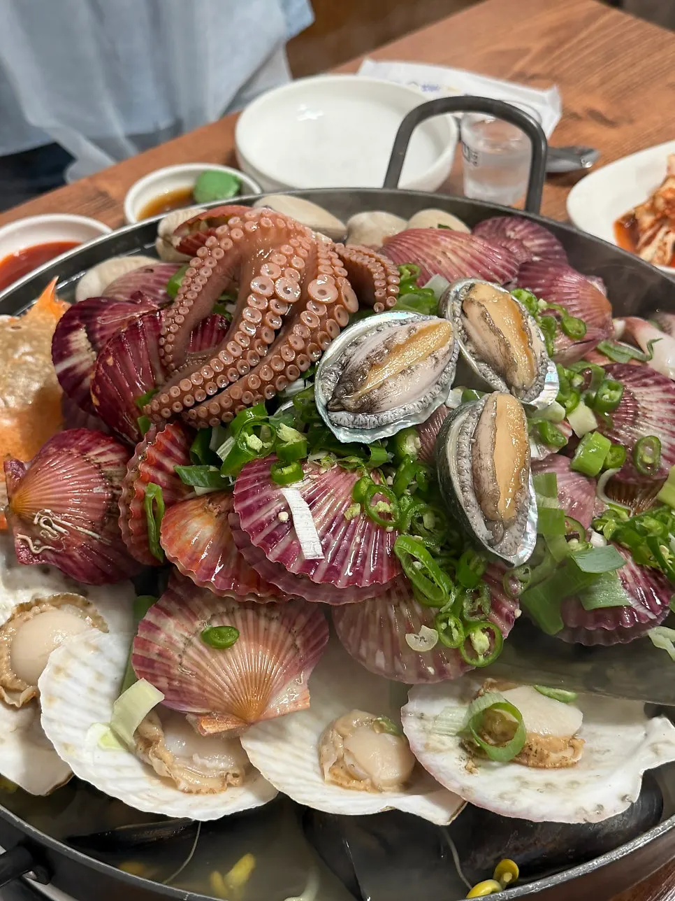 문어 반 마리가 올라간 해물탕 솥