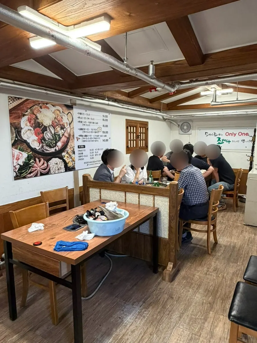 매장 내부 좌석과 통로