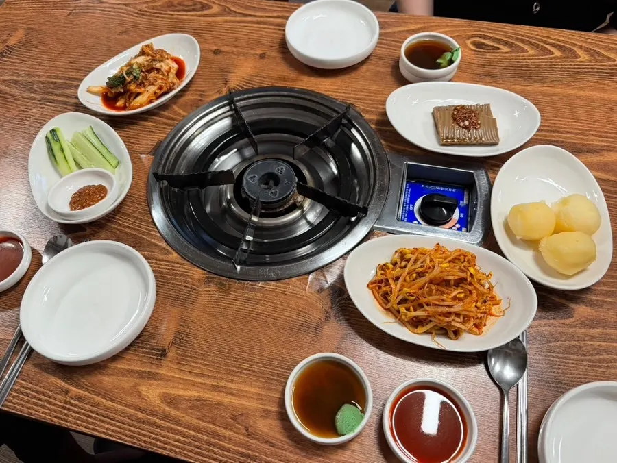 세팅된 테이블과 기본찬