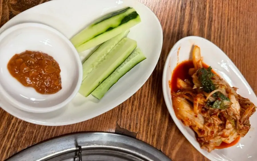 익은 감자, 콩나물무침, 김치, 도토리묵 등 기본찬 상차림