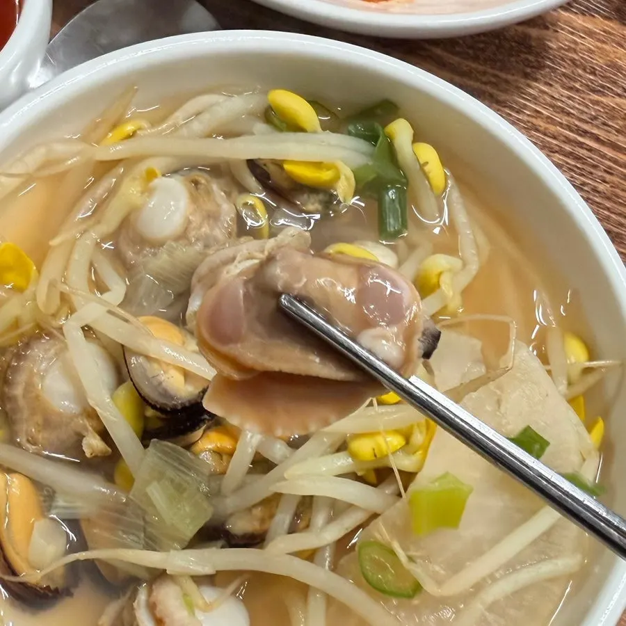 초장에 찍은 해물 한 점