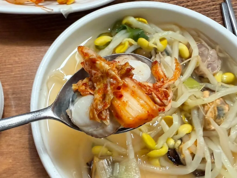 가리비와 김치를 함께 올린 한 입
