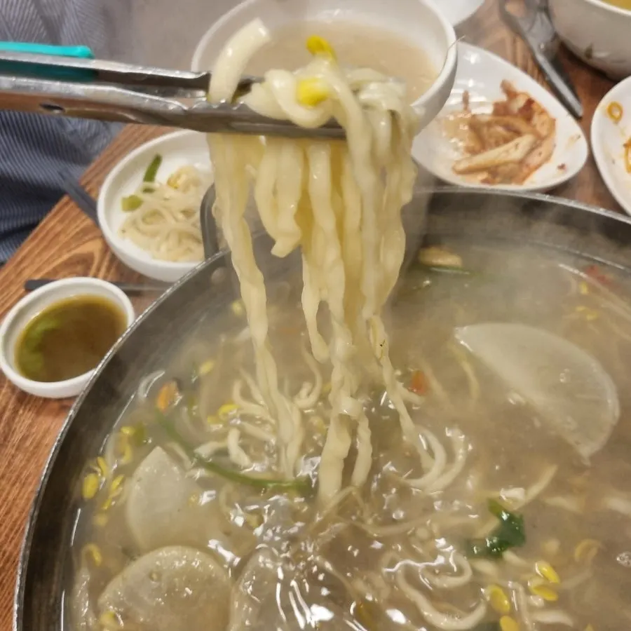Knife-cut noodles boiled in the seafood stock