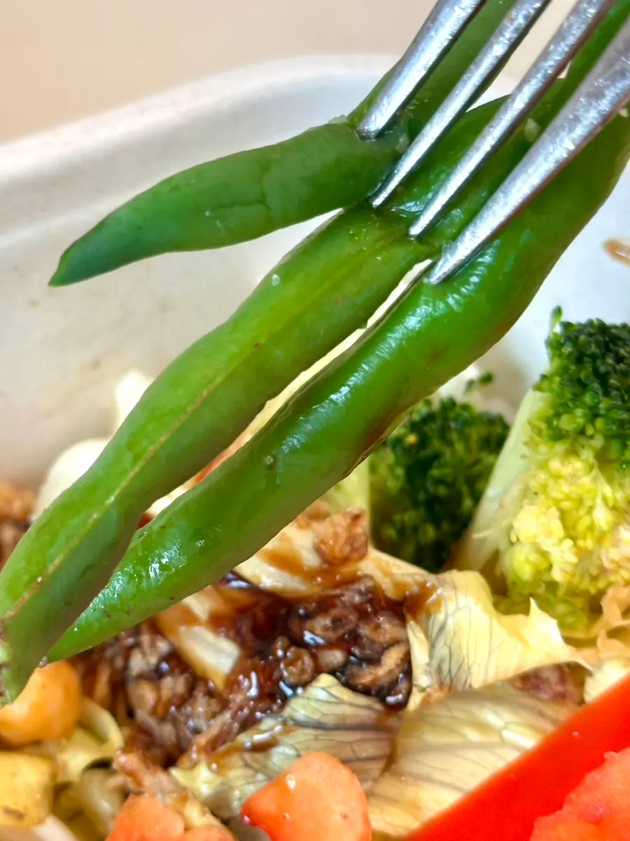 Meal box with pasta and vegetables