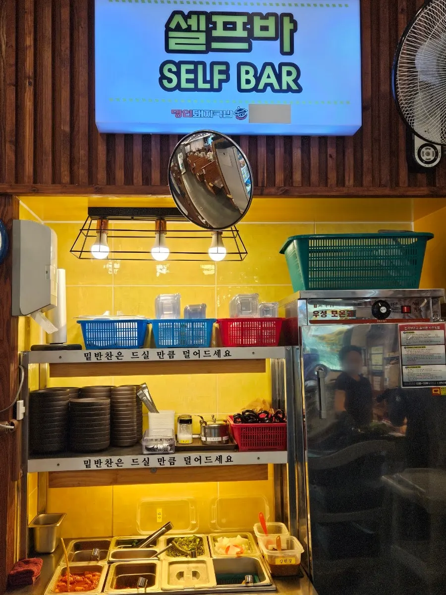 無垢材テーブルのある店内