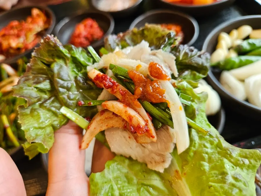 Kimchi and kkakdugi side dishes