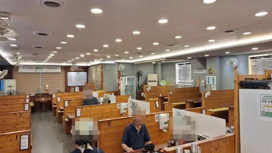 Dining hall with high-backed partition tables