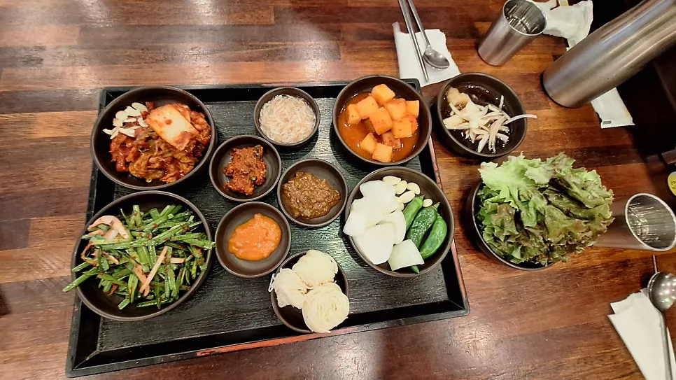 Basic banchan spread with baechu kimchi and mu-mallaengi